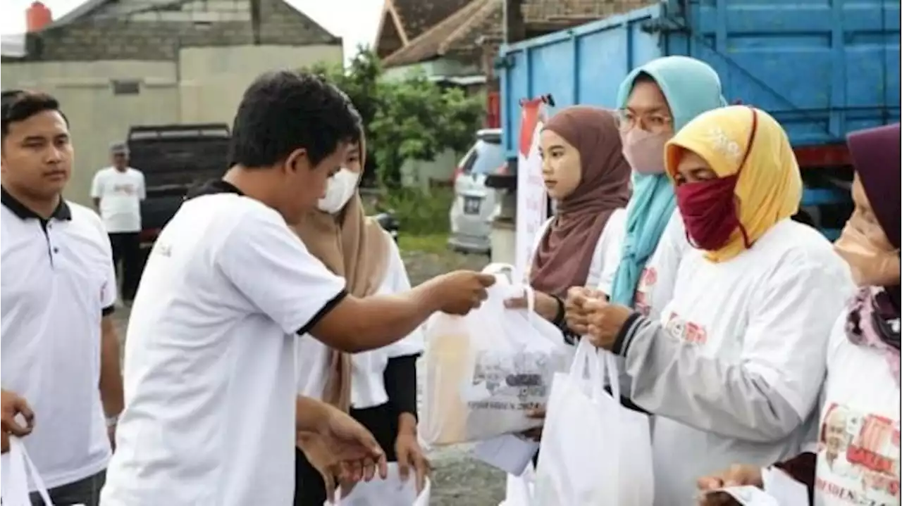 Pendukung Ganjar Pranowo, Komunitas Supir Truk Jatim Bagi-bagi Sembako di Kediri Jelang Nataru 2023