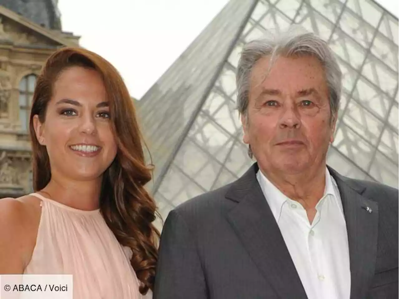 « Partner in crime » : Anouchka Delon partage un selfie avec son père Alain Delon, les internautes adorent - Voici