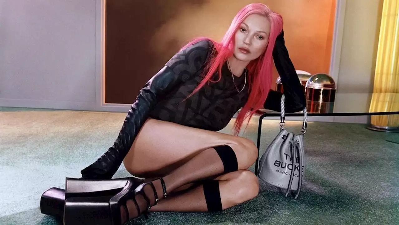 Fast wie damals: Kate Moss mit pinken Haaren für Marc Jacobs | W&V