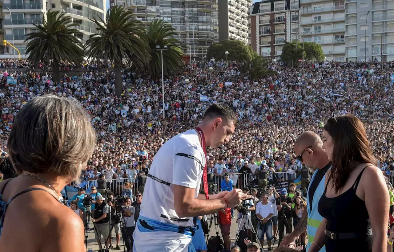 Le gardien argentin Emiliano Martinez acclamé par une foule géante