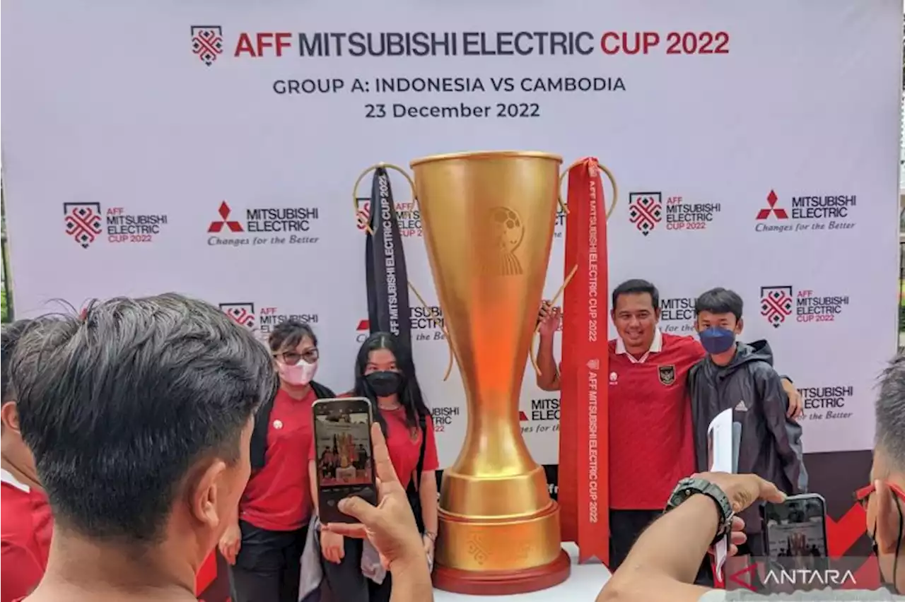 Trofi Piala AFF raksasa tarik minat suporter timnas Indonesia