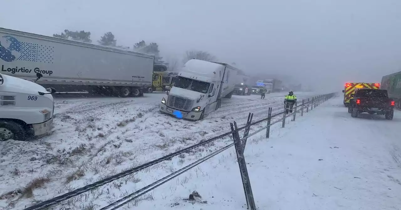 100 vehicles pile up on Highway 401 and people are being warned to stay away