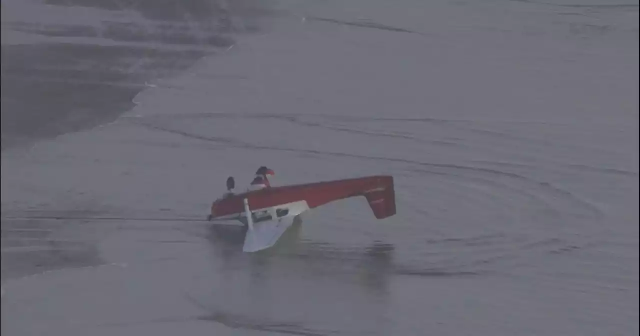 Small plane makes emergency landing on Santa Monica beach