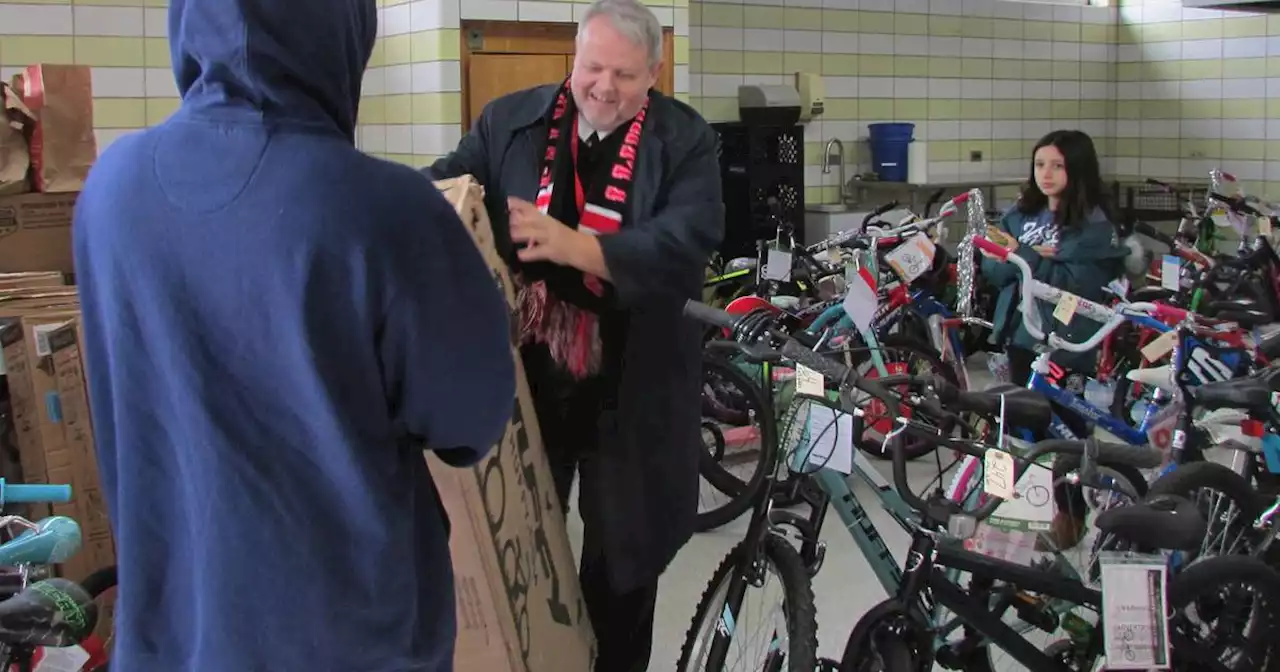 Late surge in donations, volunteers help Salvation Army of Elgin meet its holiday toy and food demand