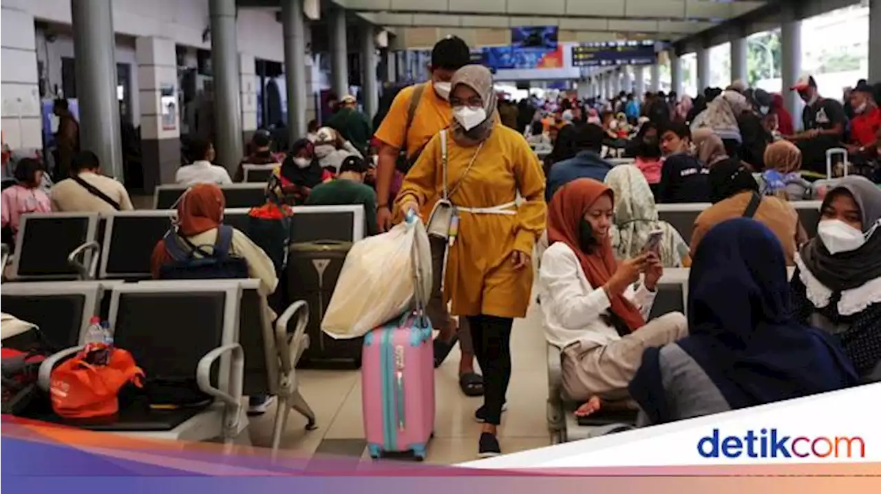 Lonjakan Penumpang di Stasiun Pasar Senen