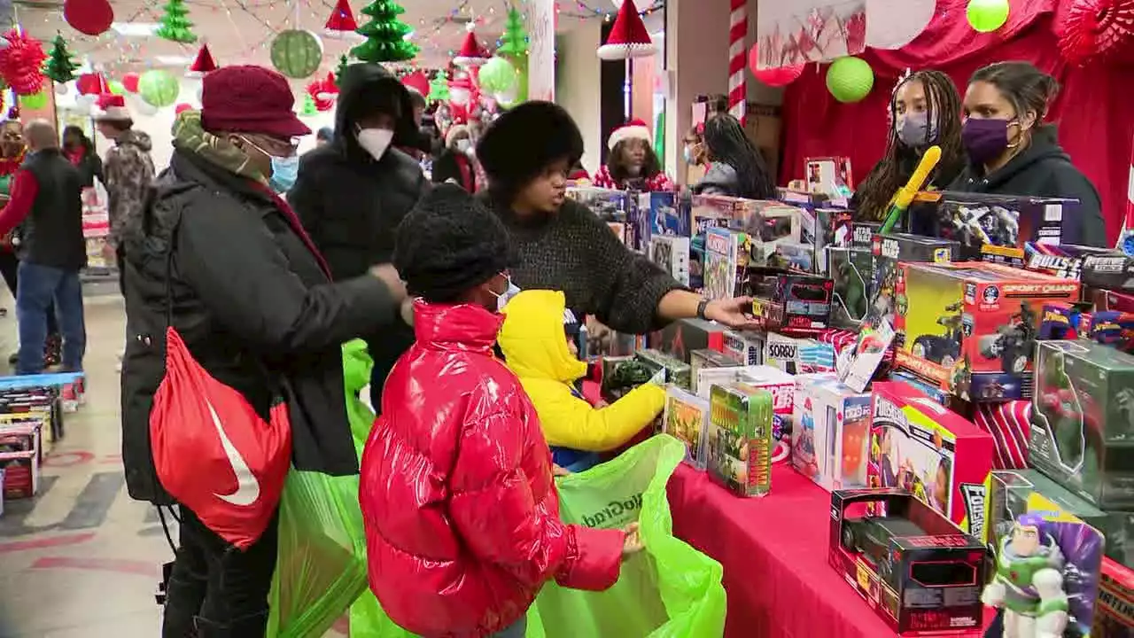 Volunteers give gifts, meals ahead of the holidays