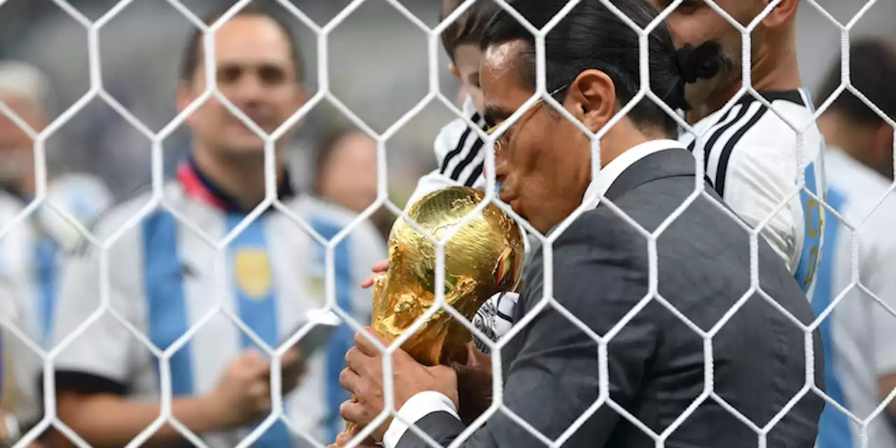 La FIFA ha avviato un'indagine sulle persone non autorizzate scese in campo dopo la finale dei Mondiali, tra cui il noto chef “Salt Bae” - Il Post