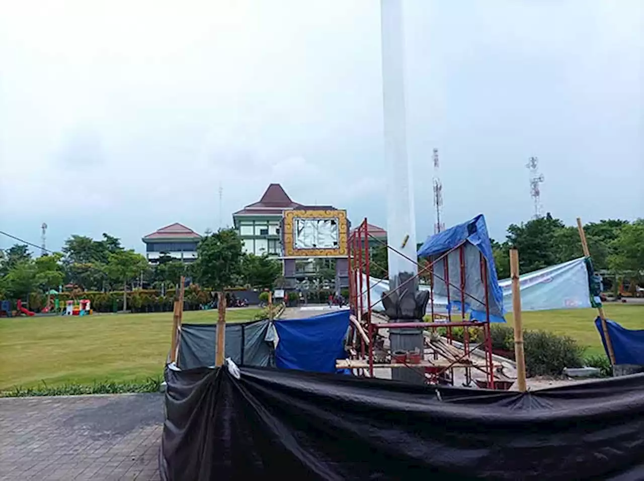 Benahi Tiang Bendera-Videotron di Alun-alun Kraksaan