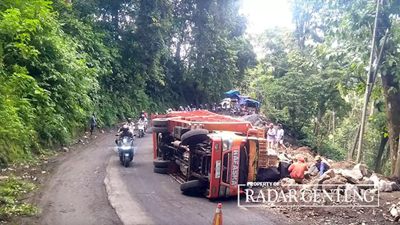 Lagi-Lagi di Gumitir, Giliran Truk Buah Naga Terguling