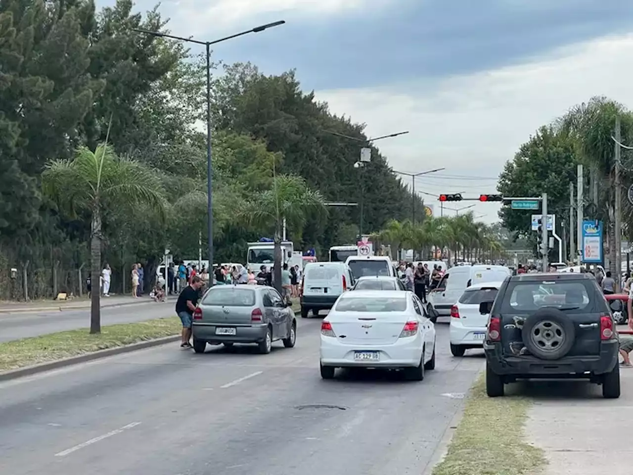 Caos de tránsito en Tigre: vecinos cortaron la ruta 27 por falta de agua