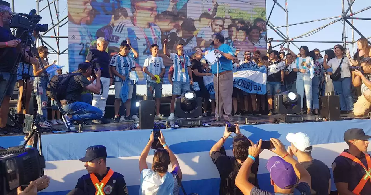 Video: Embalse se vistió de celeste y blanco para recibir a su campeón Nahuel Molina | Fútbol | La Voz del Interior