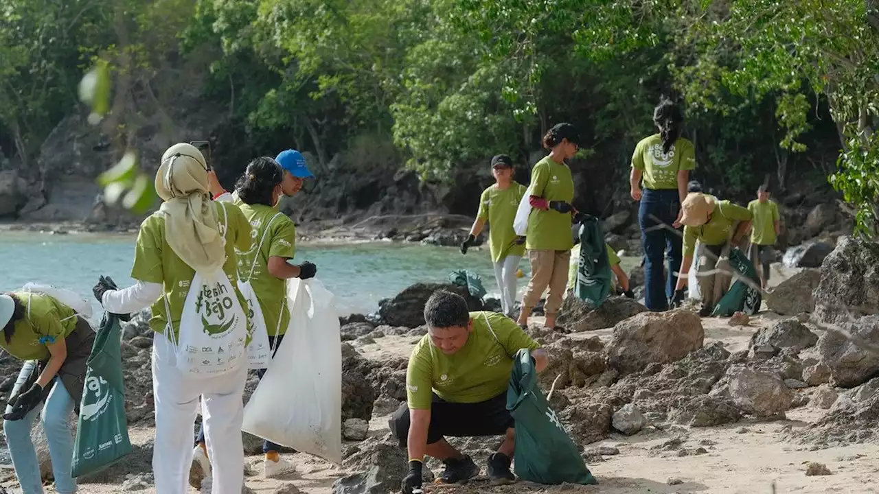 Jelang Natal, Marriot International dan Komunitas LH Bersih-Bersih Pantai Labuan Bajo