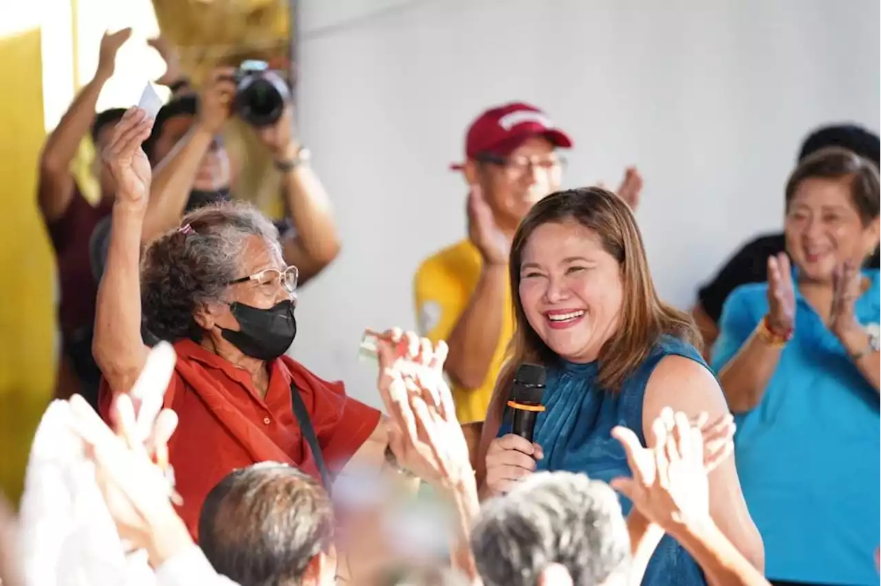 Las Piñas Mayor Aguilar distributes ‘Pamaskong Handog’ to residents