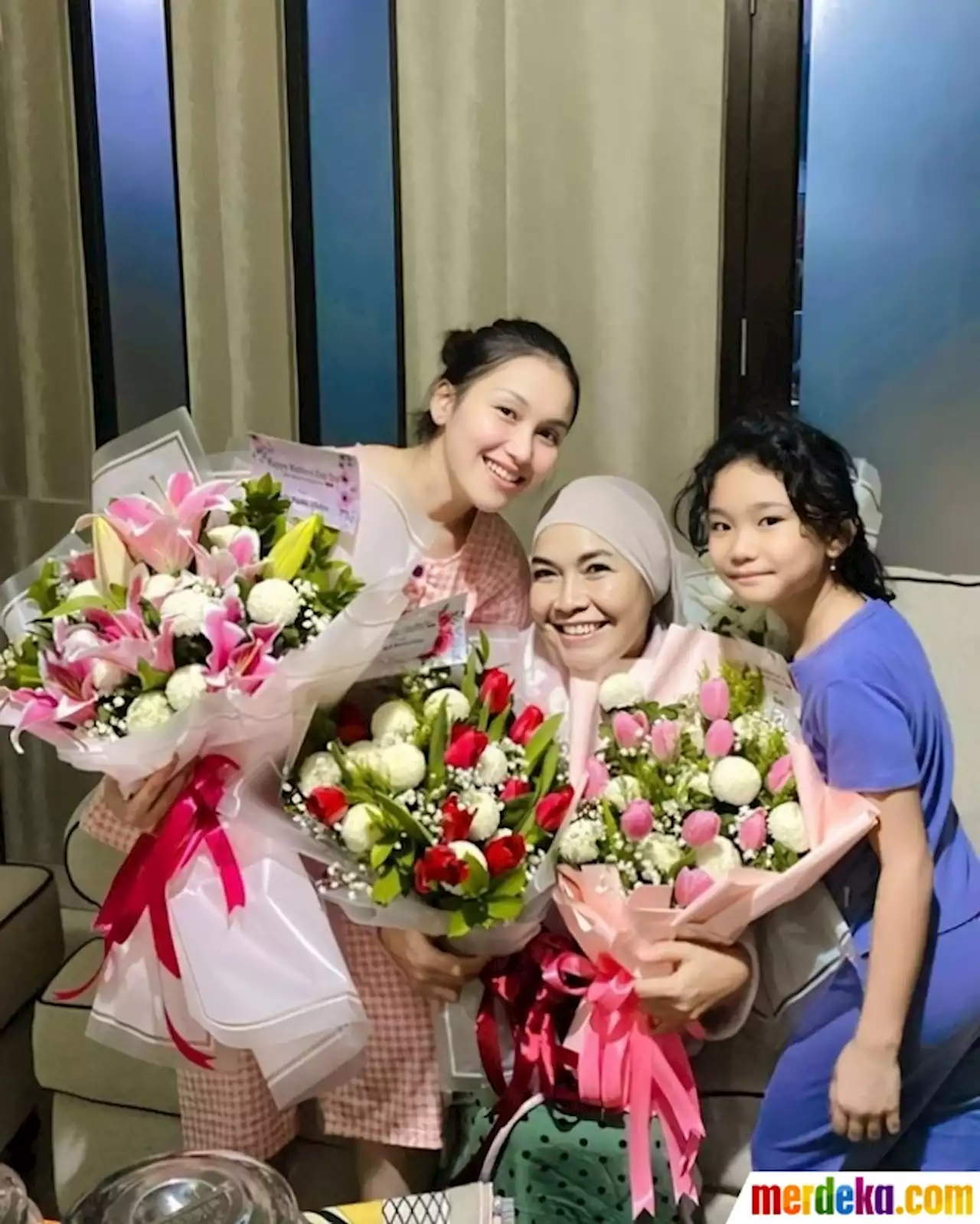 Foto : 5 Potret Ayu Ting Ting Rayakan Hari Ibu, Beri Kejutan untuk Umi Kalsum | merdeka.com