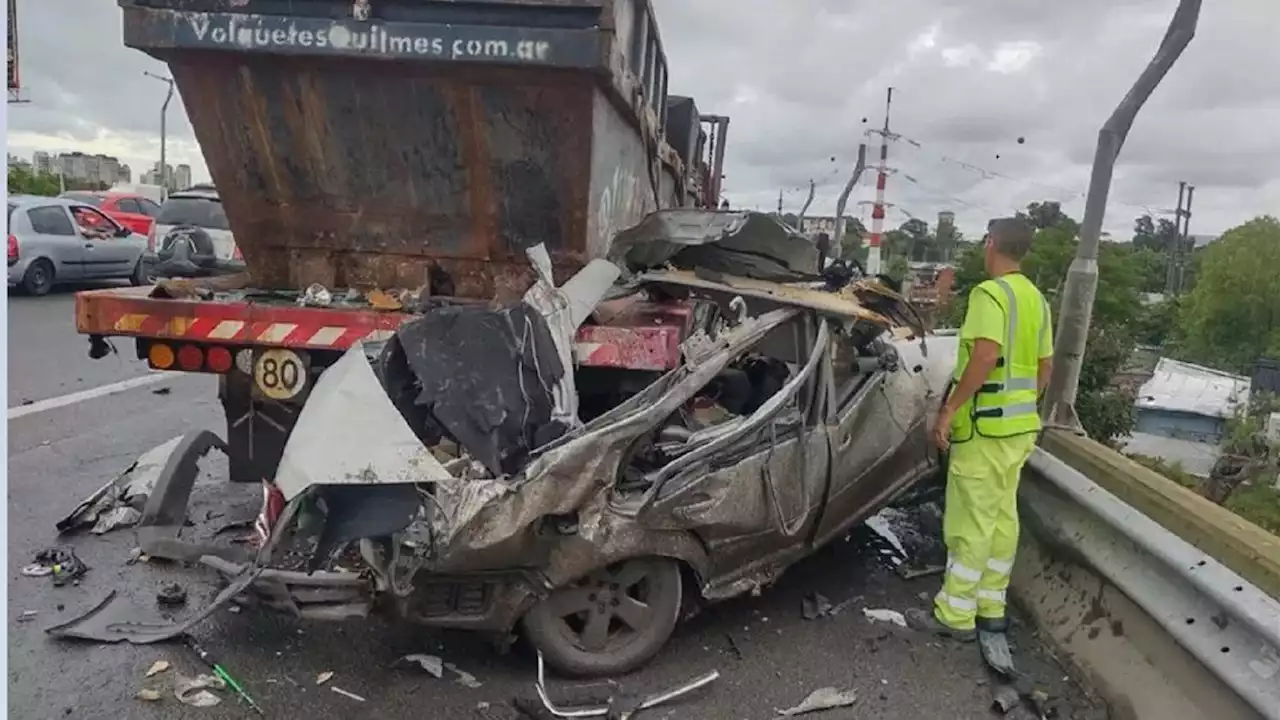 Autopista Buenos Aires-La Plata: un auto embistió un camión con volquetes