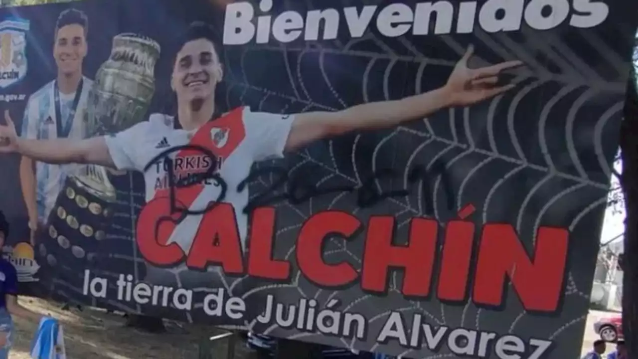 Vandalizaron el cartel de Julián Álvarez en su pueblo