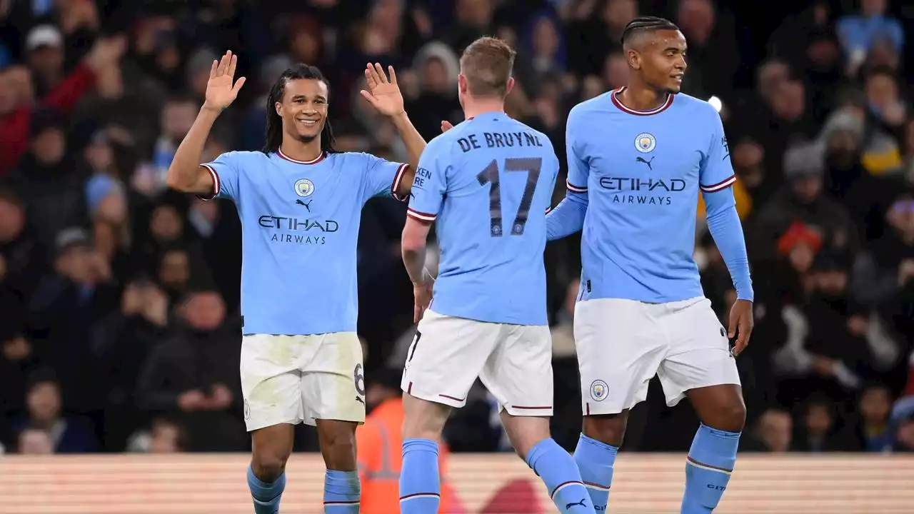 Aké helpt City met rake kopbal aan overwinning op Liverpool in League Cup