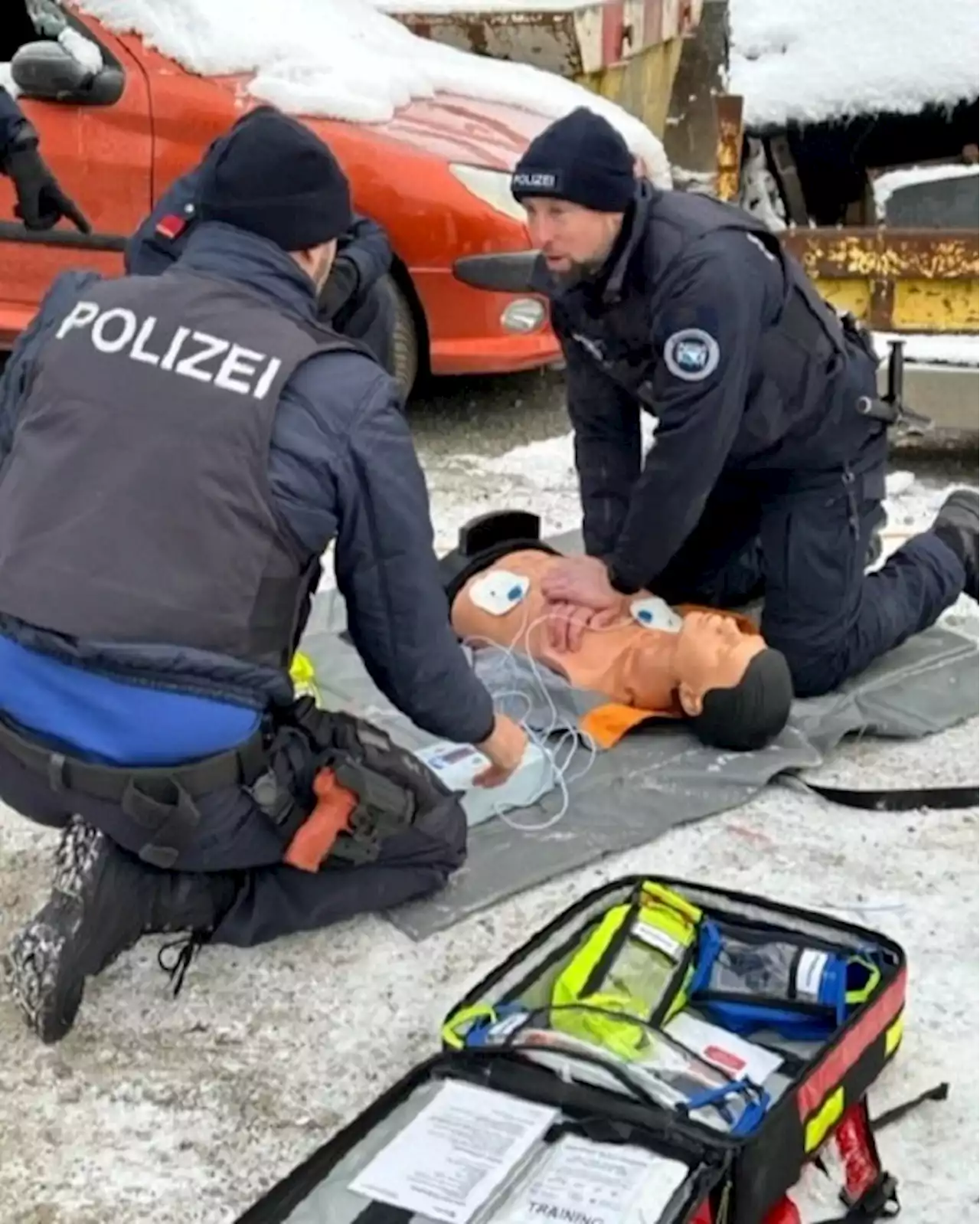 Stadtpolizei und Kapo Zürich absolvieren ihren letzten Block der sanitätsdienstlichen Ausbildung