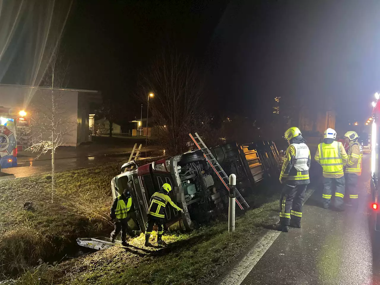 Villmergen AG: Betrunkener Lastwagenfahrer (60) verunfallt