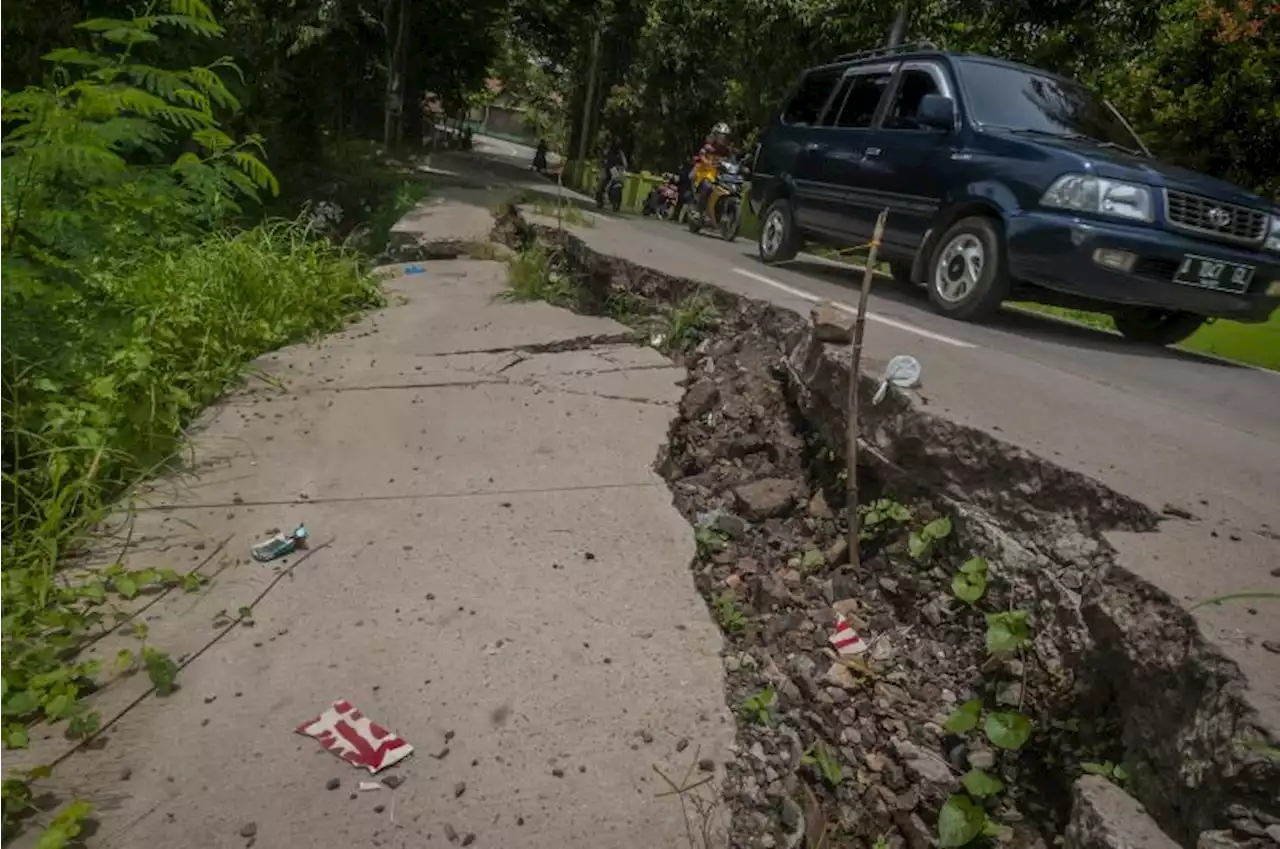 Ambles Tergerus Banjir, Akses Jalan Antardesa-Kecamatan di Trenggalek Putus |Republika Online