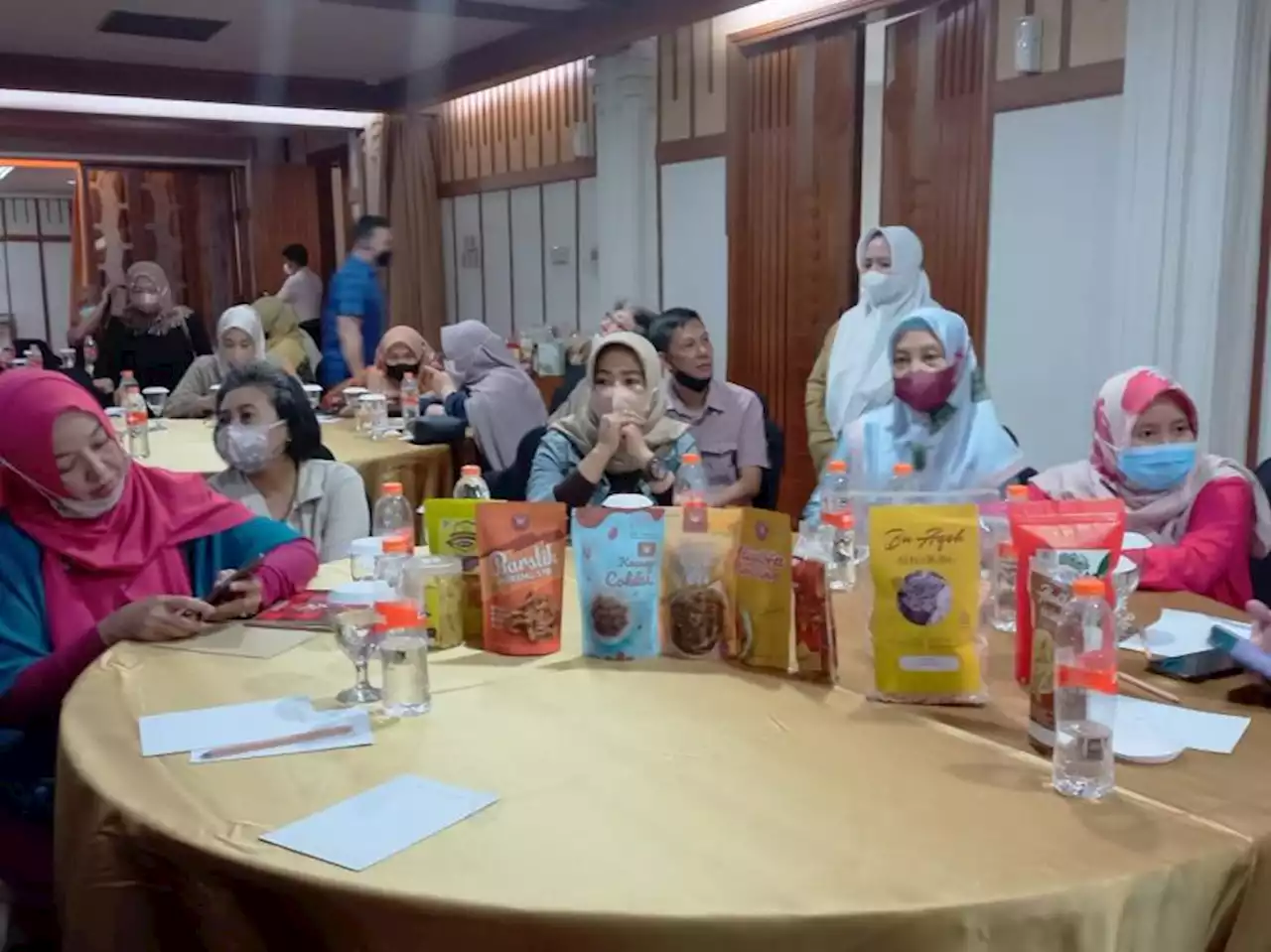 Pemkab Mojokerto Serahkan Sertifikat Halal kepada Pelaku Usaha |Republika Online