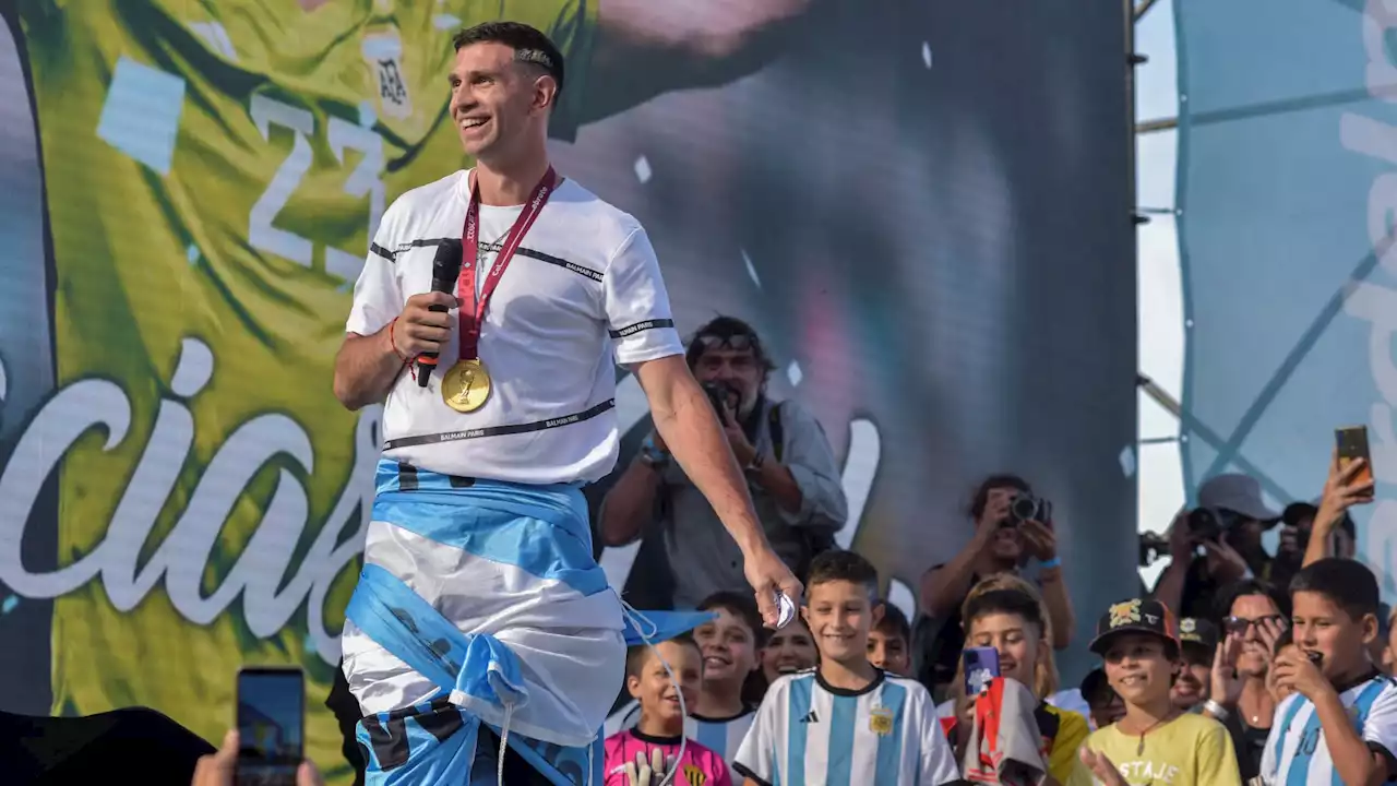 Argentine: Emiliano Martinez acclamé par une foule impressionnante dans sa ville natale