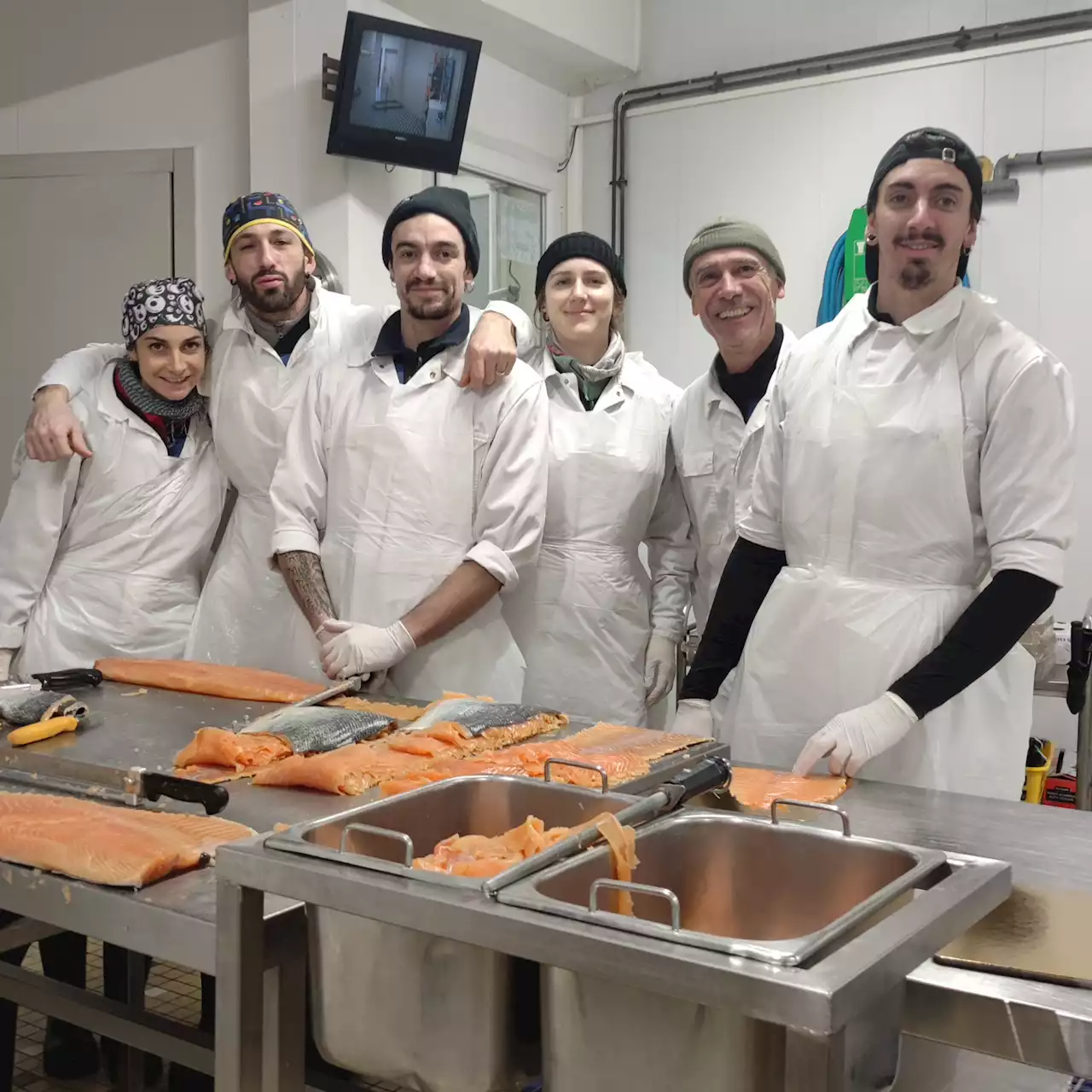 REPORTAGE - Noël 2022 : dans le Béarn, une famille fabrique un saumon fumé 100% local