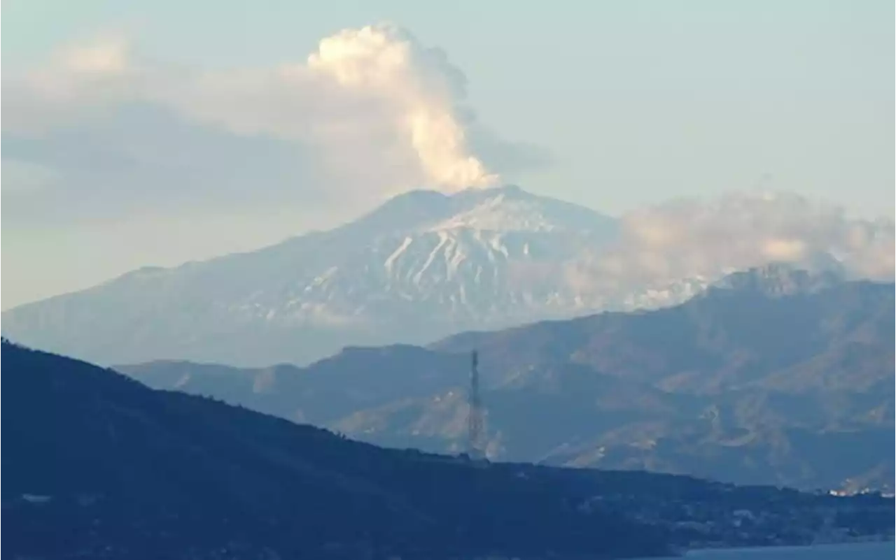 Eruzione Etna, colata sommitale tracima la Valle del Leone