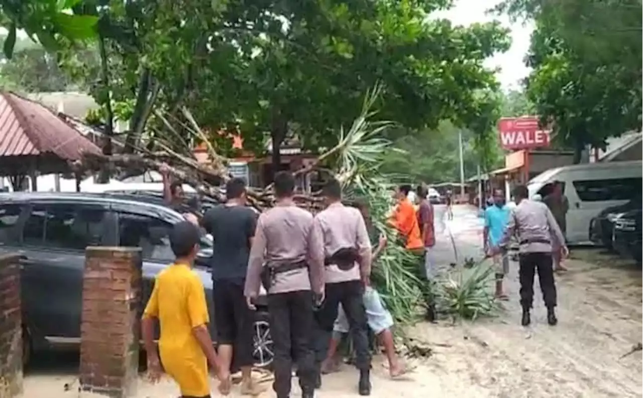 Angin Kencang Terjang Pesisir Gunungkidul, Dua Mobil Milik Wisatawan Rusak