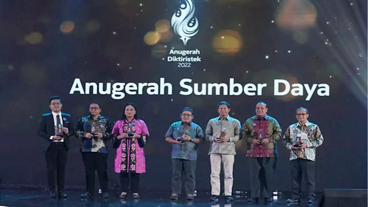 Guru Besar FEB UNS Raih Anugerah Sumber Daya Academic Leaders