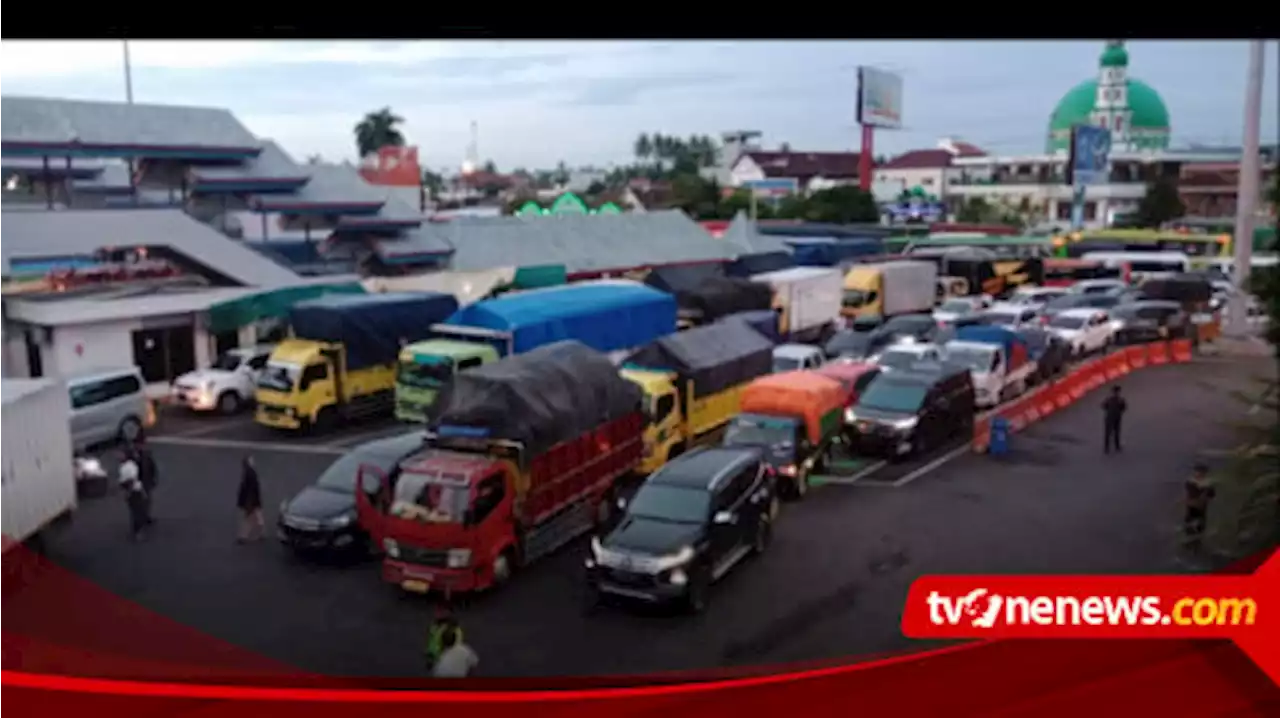 Kendaraan Pribadi Padati Pelabuhan Ketapang, Masuk Kapal Antre 1,5 Jam