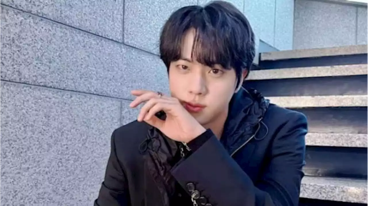 Jin BTS Berfoto dengan Baju Seragam Militer Sambil Tersenyum