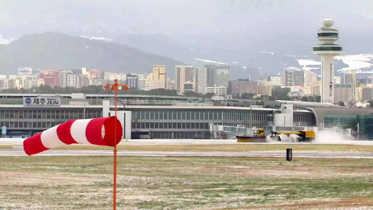 제주공항 이틀째 무더기 결항...3만 명 발 묶여