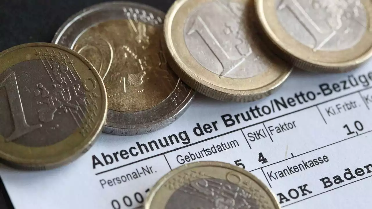 Deutsche Firmen erwarten 2023 spürbare Lohnsteigerung