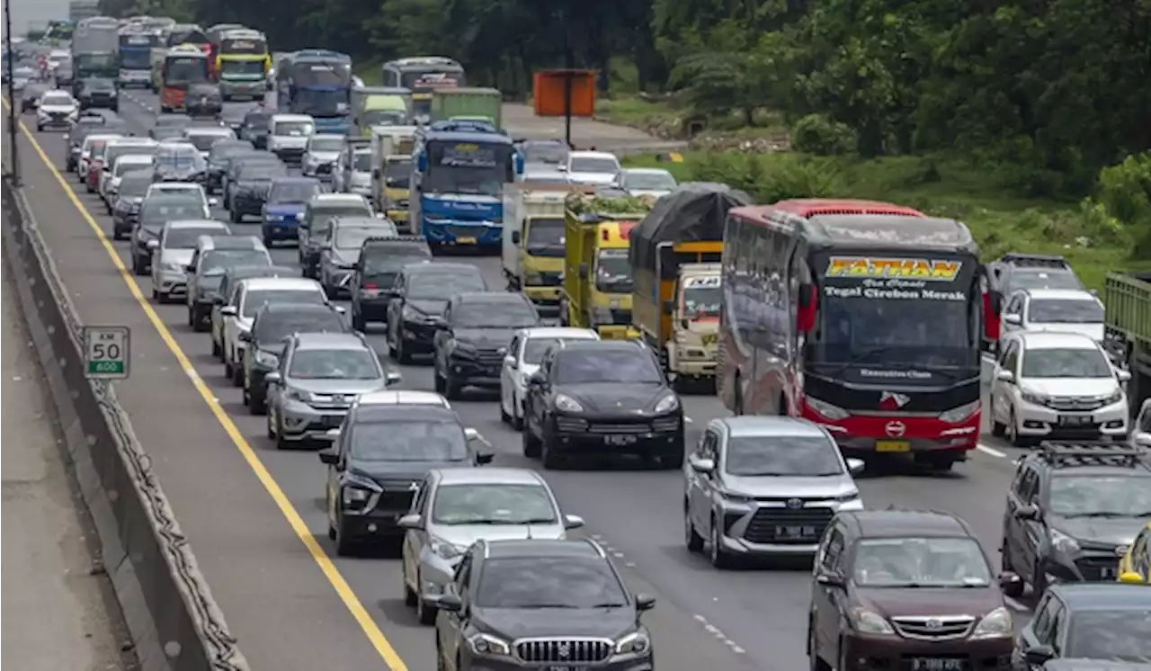 H-1 Natal, Tol Jakarta-Cikampek Terpantau Macet Siang Ini