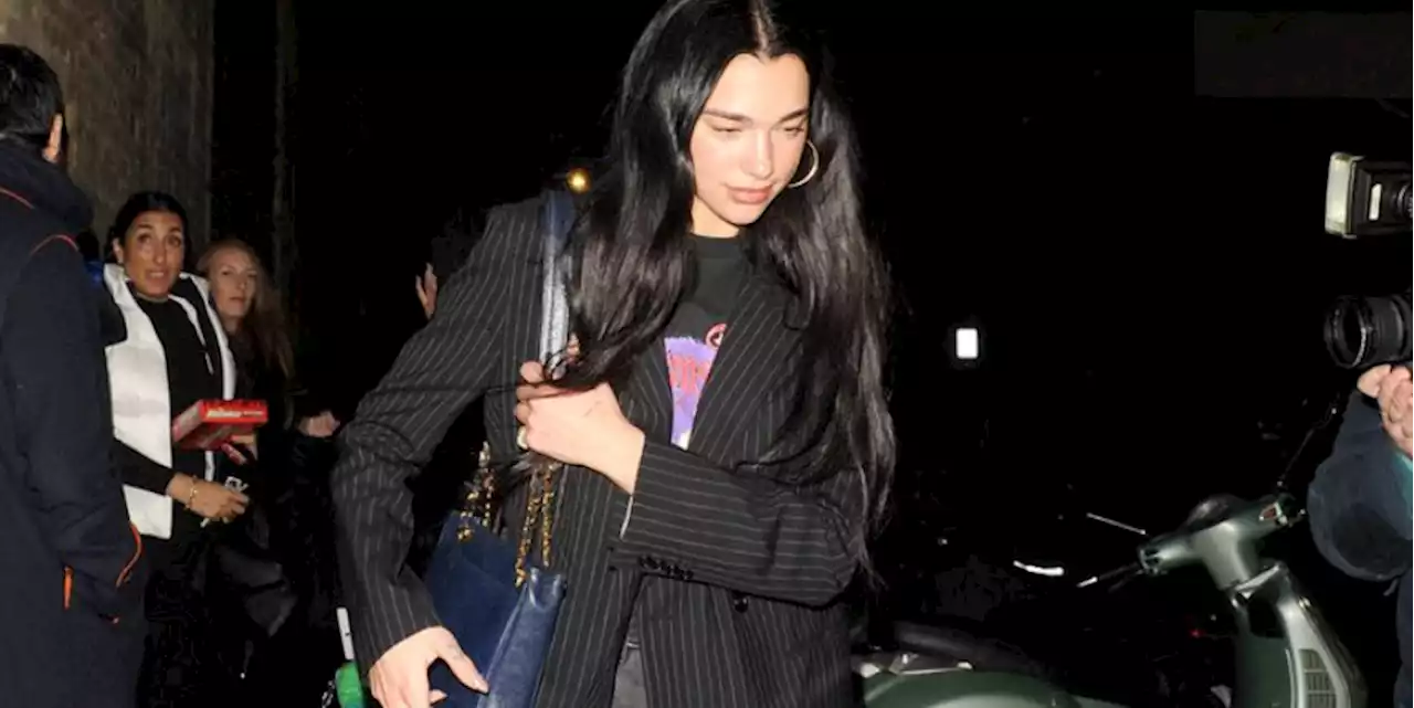 I jeans larghi di Dua Lipa sono l'evergreen di ogni stagione