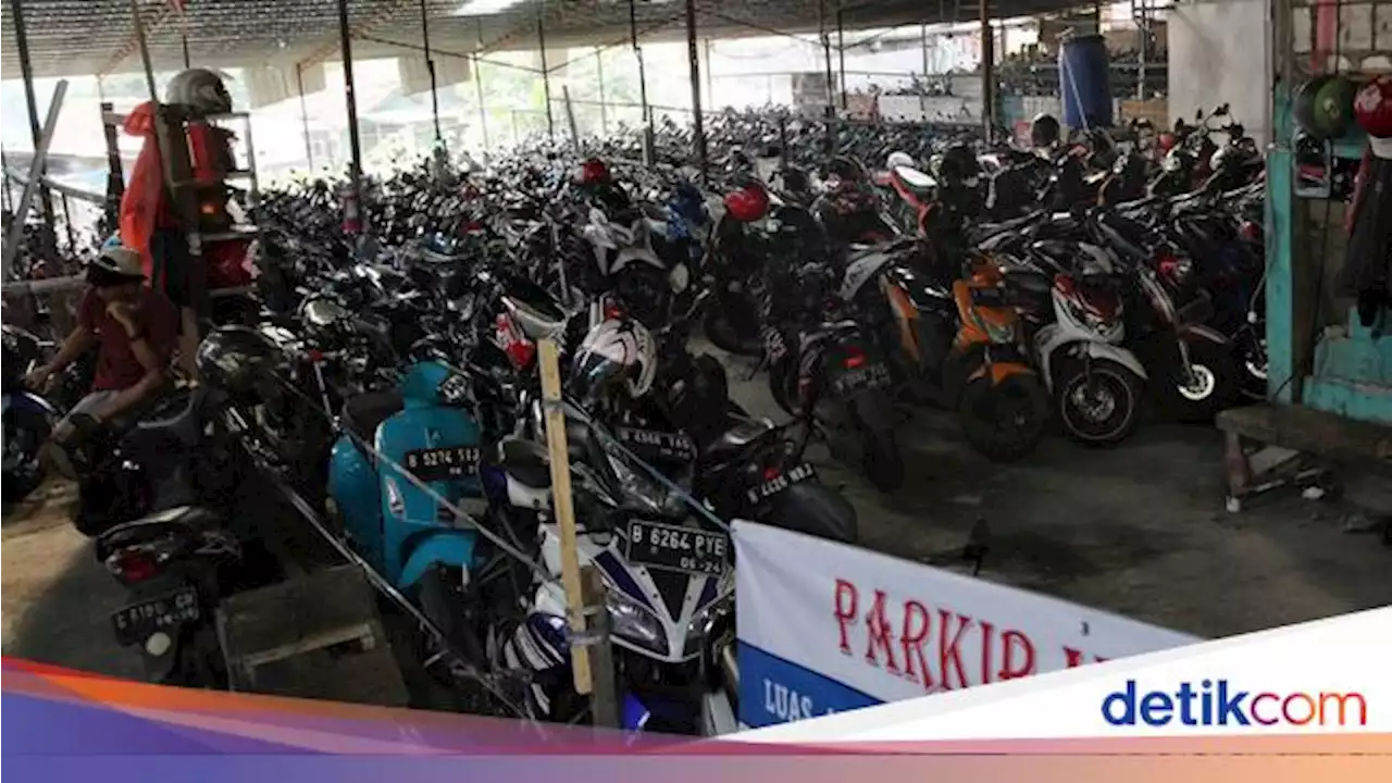 Emak-emak di Cibinong Adu Mulut dengan Juru Parkir gegara Dipalak