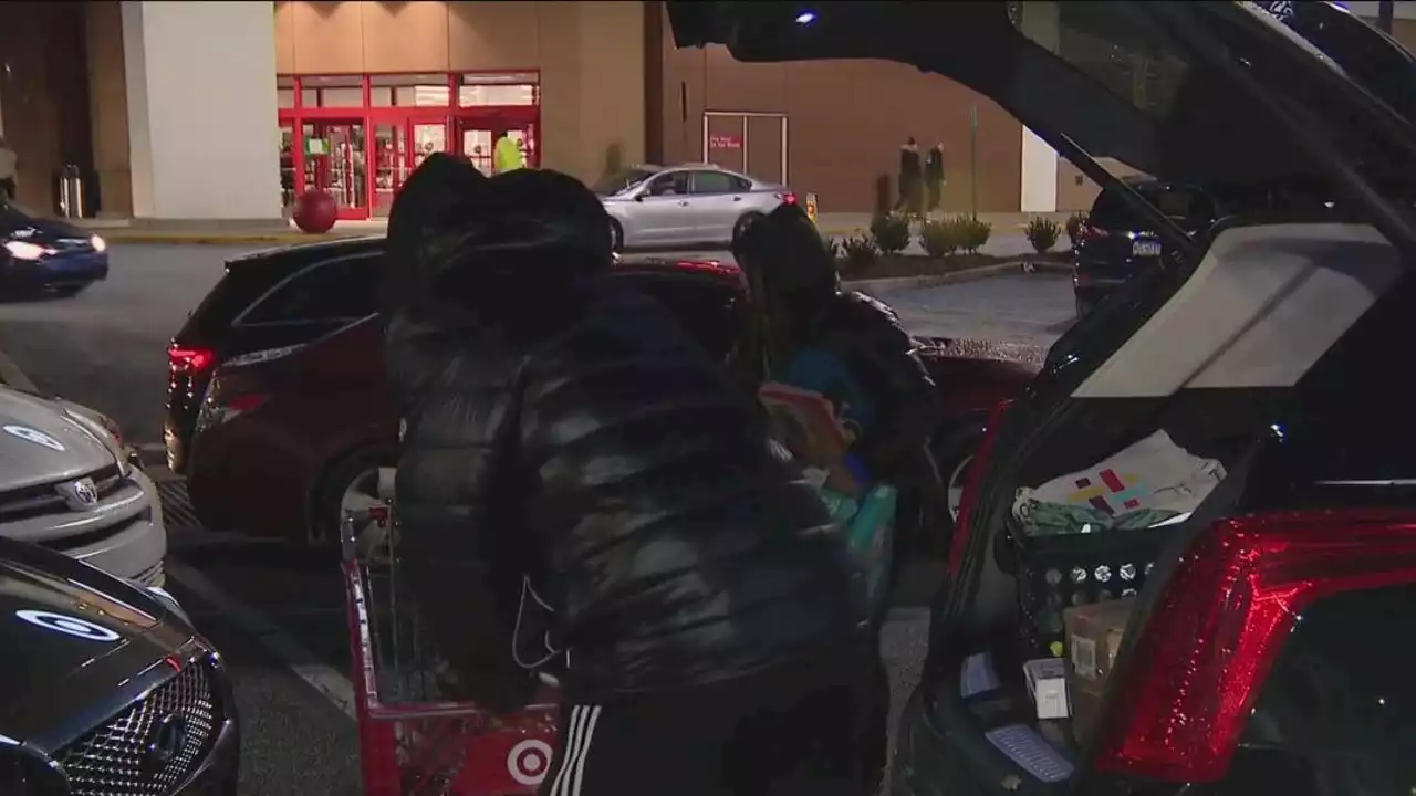 Despite freezing bitter cold temperatures, last-minute Christmas shoppers layer up and shop