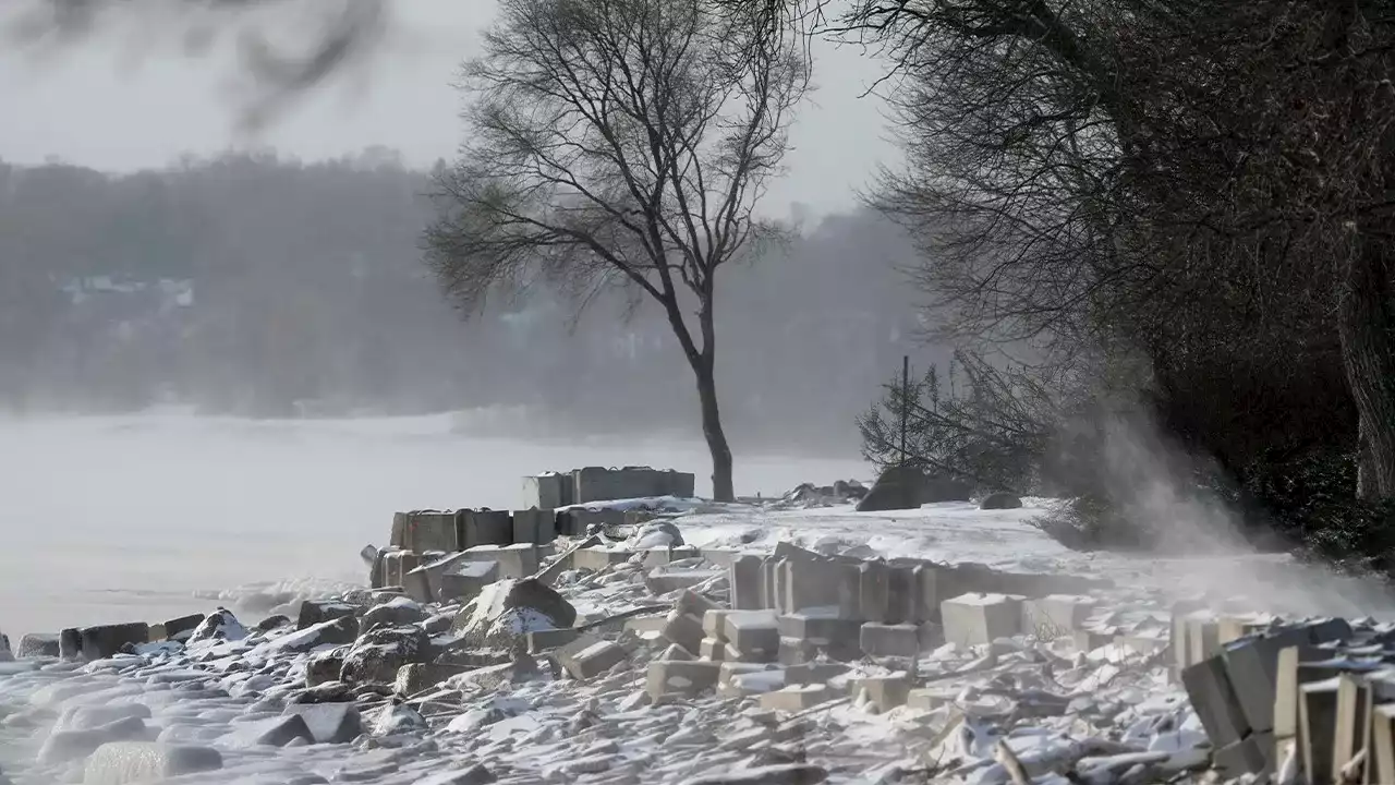 Winter storm leaves over 800,000 without power on morning of Christmas Eve