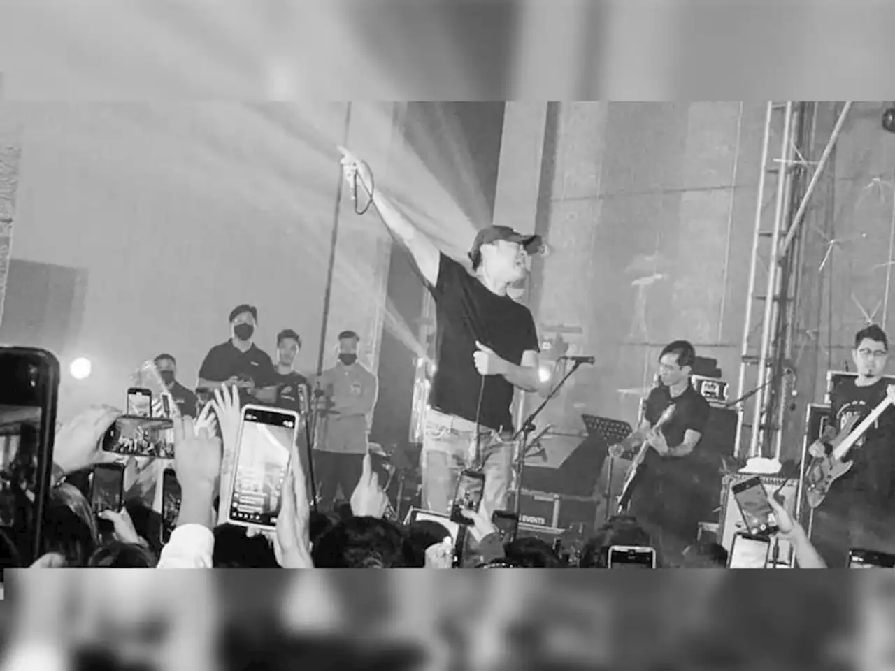 Chito Miranda loses voice during last gig: 'Buti na lang sobrang saya ng crowd'