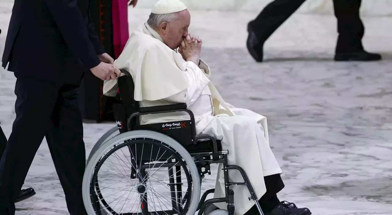 Messa di Natale, Papa Francesco arriva sulla sedia a rotelle: «Quante guerre, dignità e libertà calpestate»