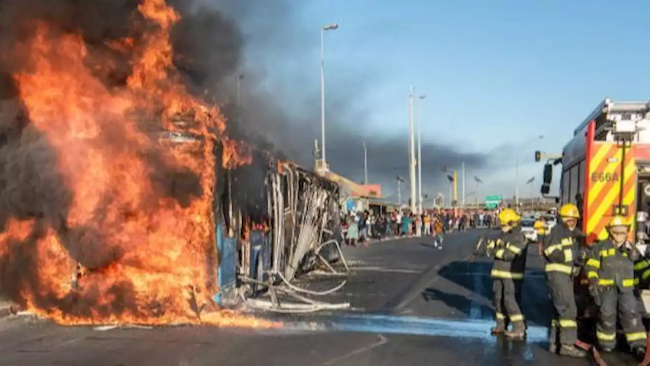 Mueren al menos 8 personas por la explosión de un camión cisterna con gas en Sudáfrica