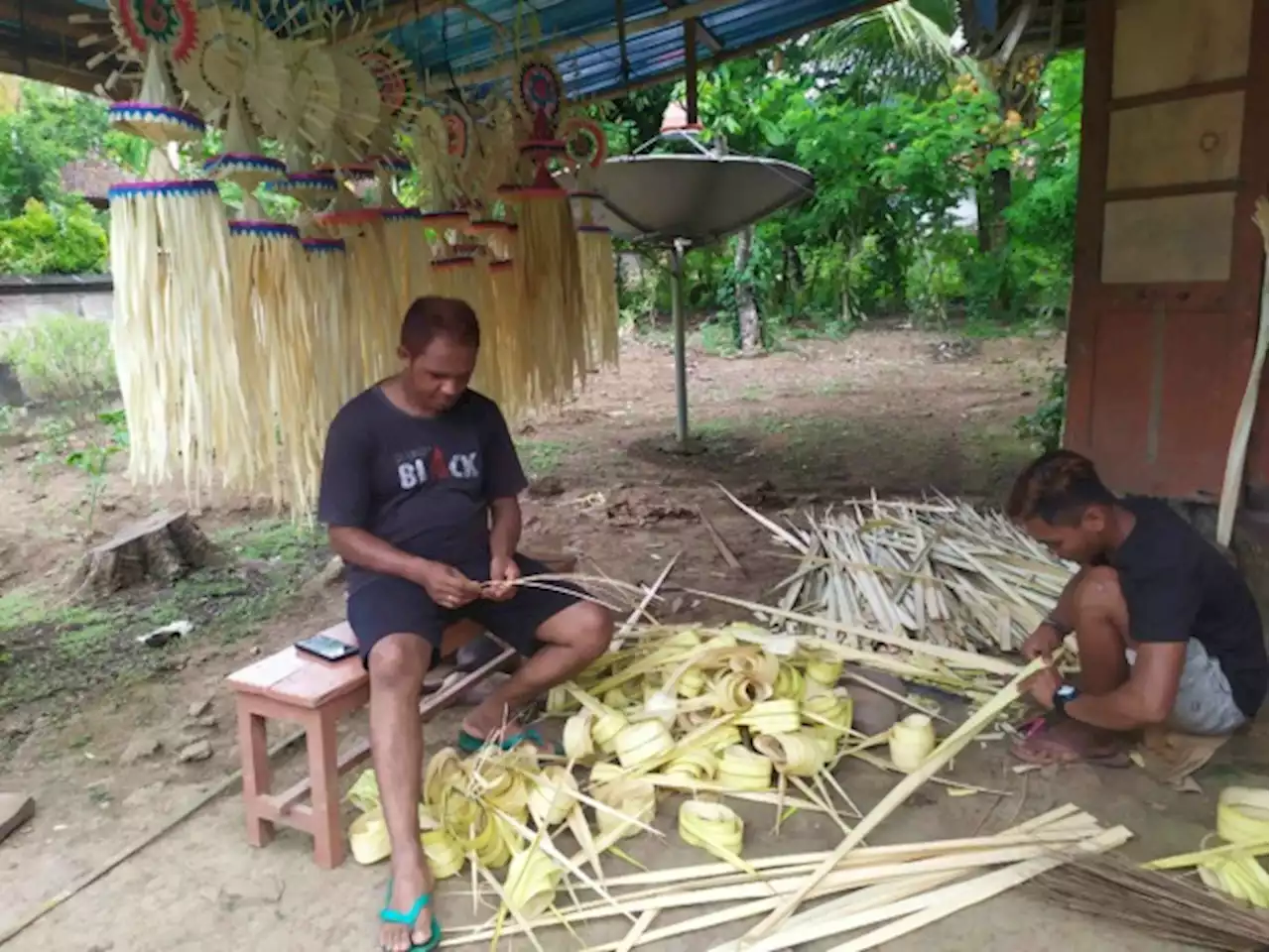 Uniknya Perayaan Nataru di Bali : Pesanan Pembuatan Penjor untuk Natal pun Kini Melonjak