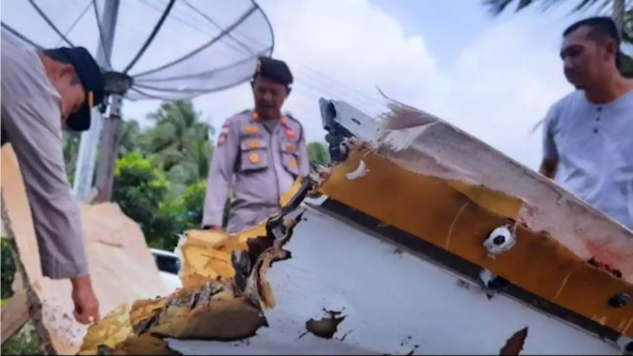 Warga Natuna Temukan Serpihan Diduga Badan Pesawat di Pantai, Ada Tulisan Seperti Ini