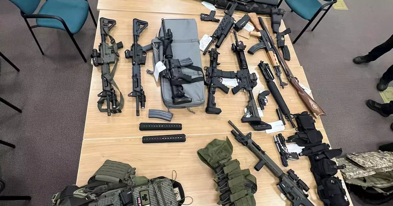 Man arrested for pointing gun at father and child in San Mateo found with large weapons cache