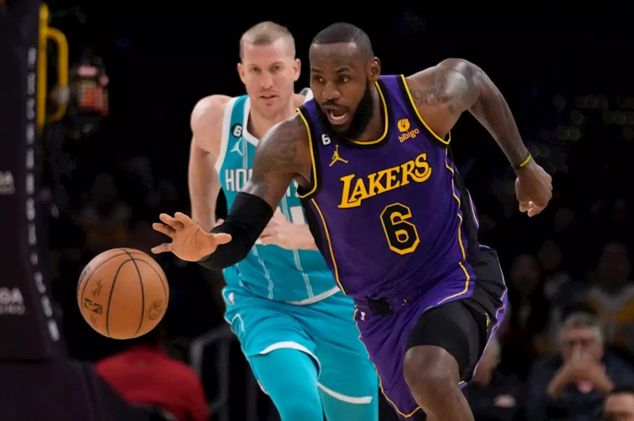 Lakers’ rally falls short against Hornets; Thomas Bryant hurt