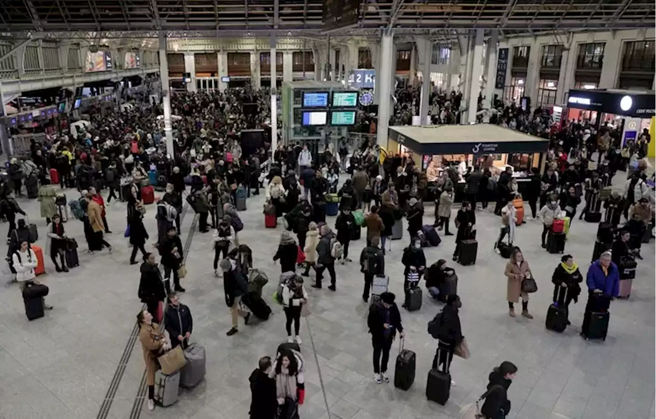 Las huelgas de transporte complican la Navidad de miles de viajeros en Gran Bretaña y Francia