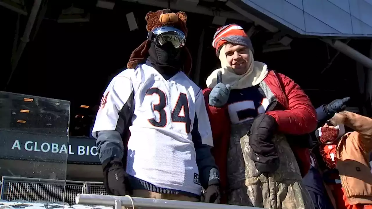 Chicago Residents Make the Most of Frigid Christmas Eve Conditions