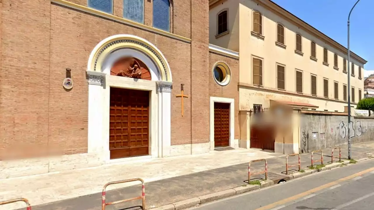 Scrivono 'Rotten boy' sulla facciata di una chiesa: due giovani nei guai