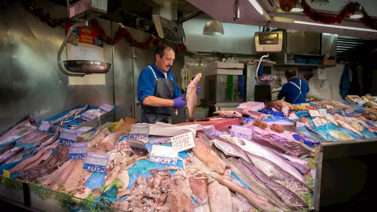 El turrón y el polvorón suben un 30%, las bebidas un 10%... así se encarecen los productos navideños respecto a 2021